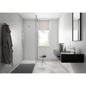 Modernes Badezimmer mit Hansgrohe Duschsystem Vernis Shape Showerpipe 230 mm EcoSmart Chrom und schwarzem Waschtisch.