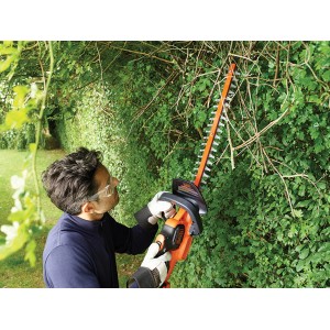 Black+Decker Akku-Heckenschere GTC18502PC im Einsatz beim Heckenschnitt.