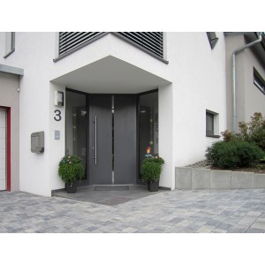 Graue Diephaus L-Steine als Einfassung vor einem Haus.