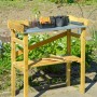 Pflanztisch aus Kiefernholz, imprägniert, mit Ablagefläche und Gartenzubehör.