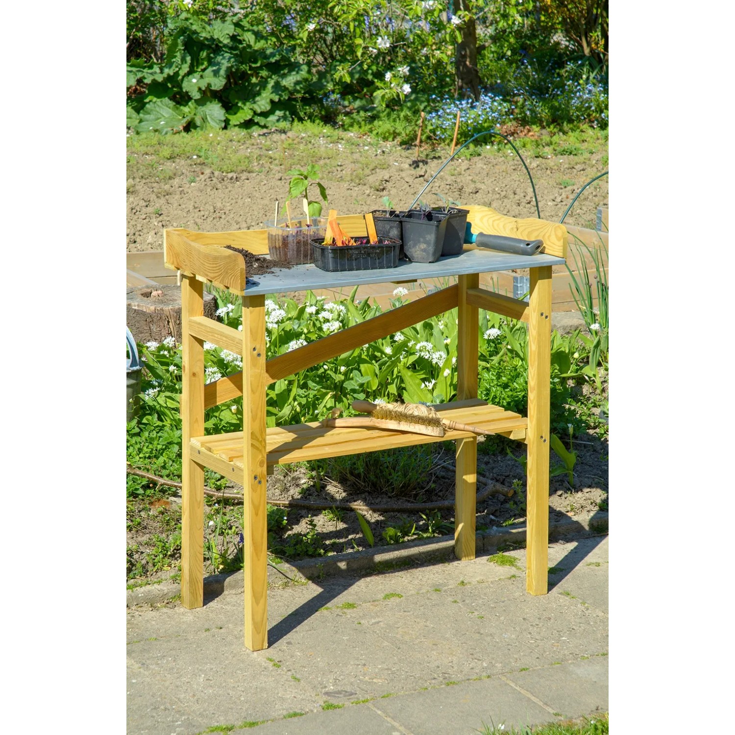 Pflanztisch aus Kiefernholz, imprägniert, mit Ablagefläche und Gartenzubehör.
