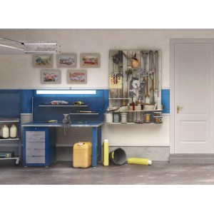 Werkbank mit Philips LED-Leuchtmittel G13 Röhre, Werkzeug und Zubehör in einer Werkstatt.