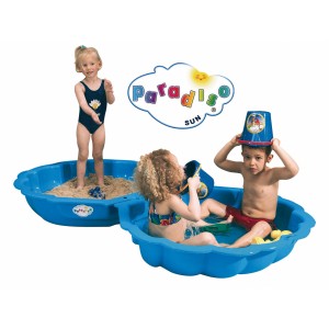 Blaue Sand- und Wassermuschel (Ø 87 cm) mit spielenden Kindern im Garten.