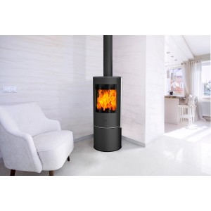 Schwarzer Fireplace Isola Kaminofen (6 kW) mit Automatik im Wohnraum.