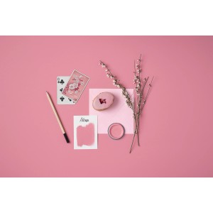 Rust-Oleum Kreidefarbe Altrosa: Farbbeispiel, Dose und Deko auf rosa Grund.