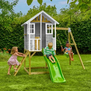 Zwerkules Spielhaus Valli mit Rutsche, Schaukel und spielenden Kindern im Garten.