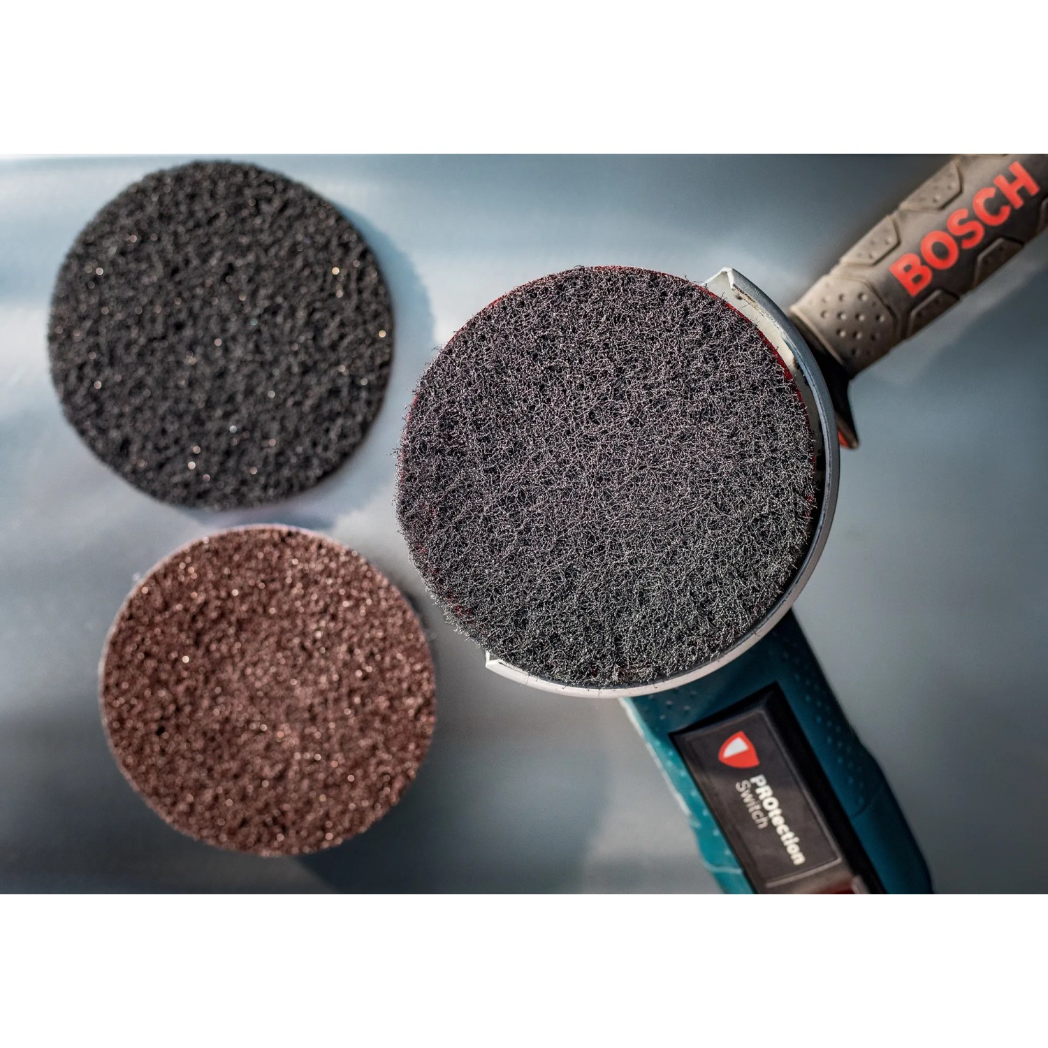 Bosch Expert Vliesscheibe N880, Ø 125 mm, K120 mit Exzenterschleifer und Schleifscheiben.