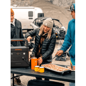 Jackery Powerstation E2000 v2 beim Camping: Stromerzeuger für unterwegs mit Frühstückszubereitung.