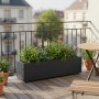 Anthrazitfarbener Herstera Garden Pflanzkübel Cube (25x100x25 cm) mit Bepflanzung auf einem Balkon.