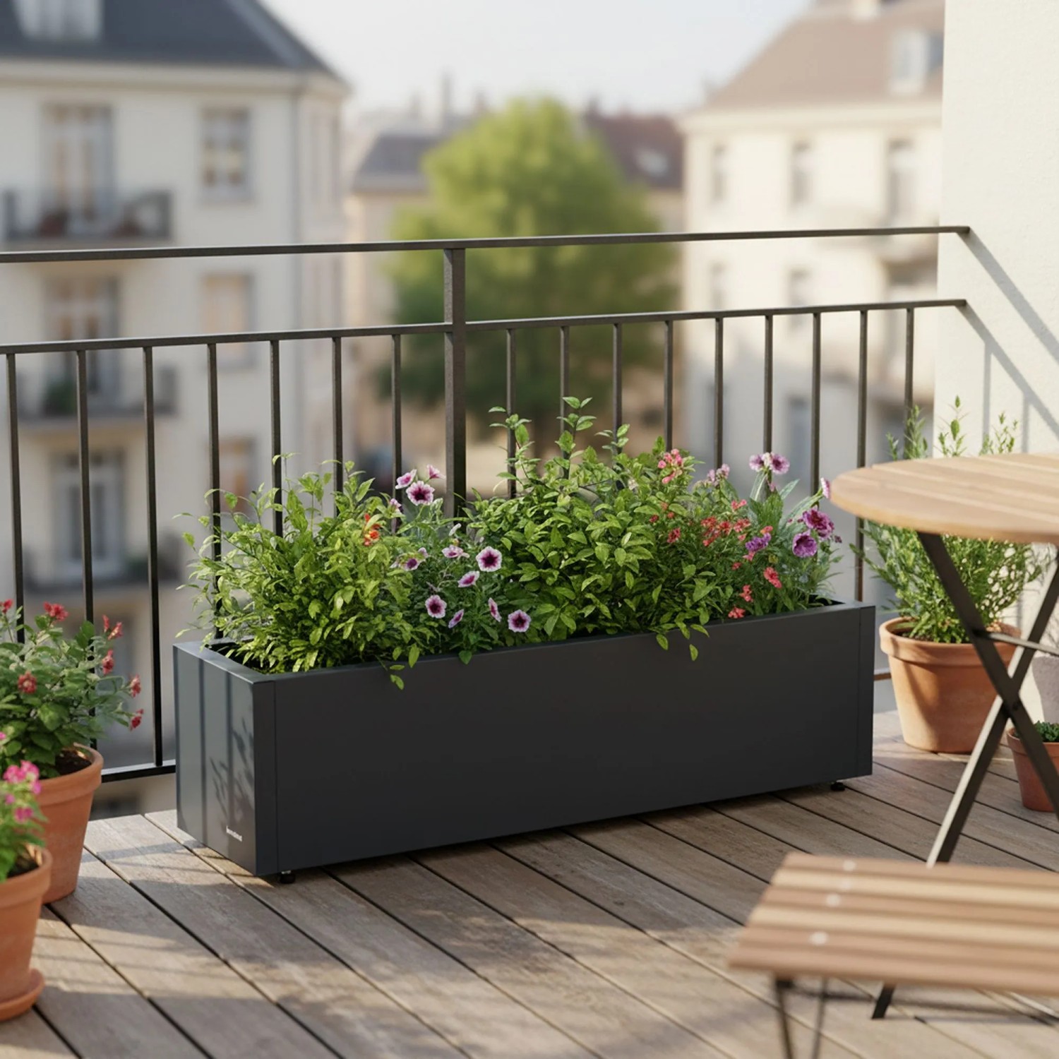 Anthrazitfarbener Herstera Garden Pflanzkübel Cube (25x100x25 cm) mit Bepflanzung auf einem Balkon.