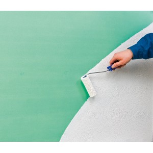 Auftragen von Knauf Putzgrund mit Farbroller auf eine Wand.