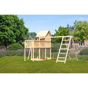Karibu Stelzenhaus Frieda mit Doppelschaukel, Klettergerüst und Anbauplattform im Garten.