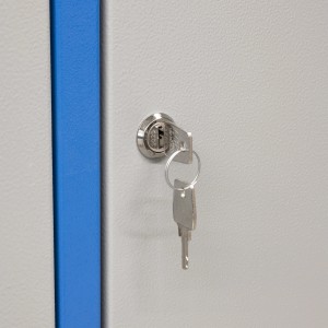 Detailaufnahme: Schloss mit Schlüssel des Güde Garderobenschranks TYP GS 2 (Grau-Blau).