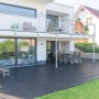 Verlegte Diephaus Finessa Terrassenplatten in Schwarz-Basalt (80x40 cm) auf einer Gartenterrasse.