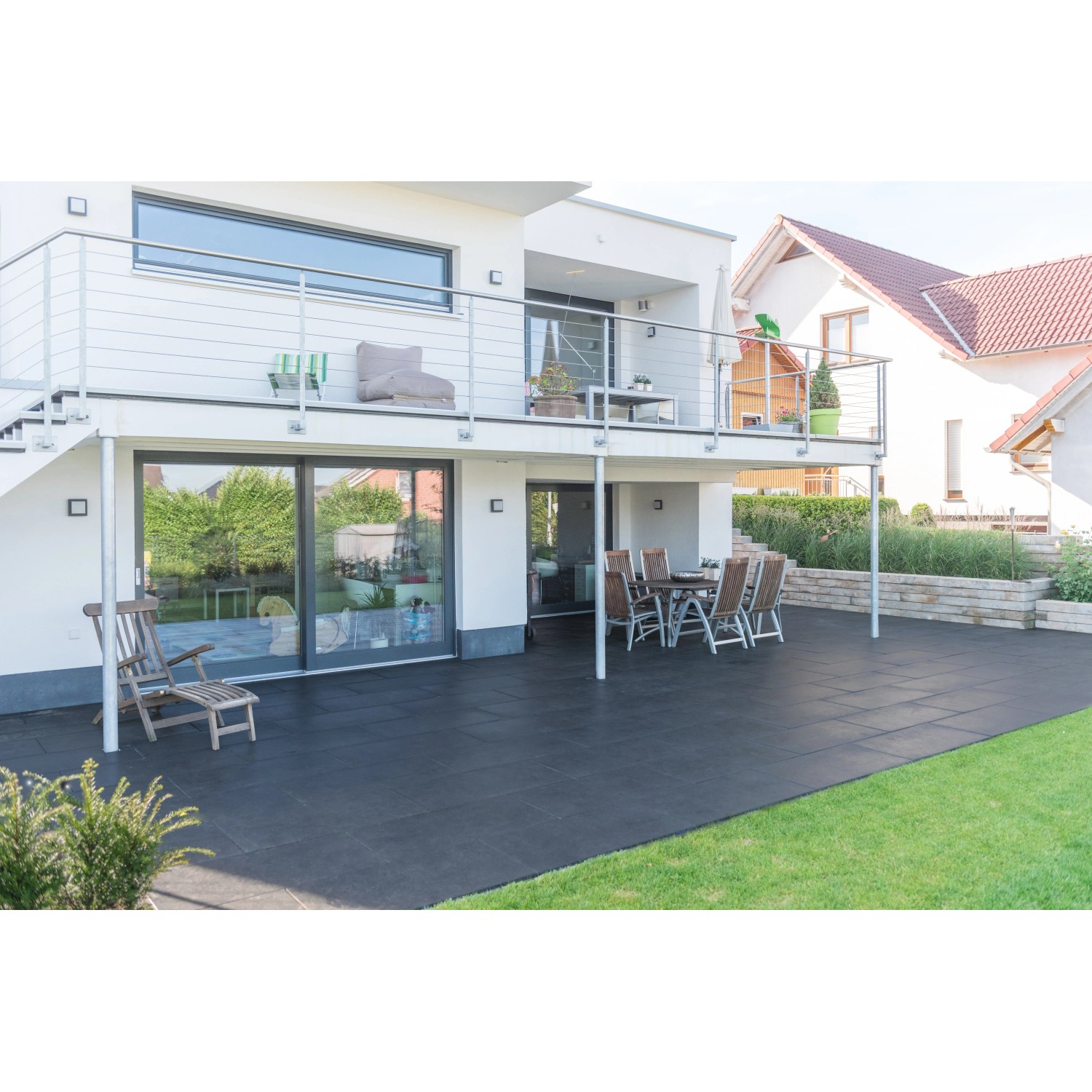 Verlegte Diephaus Finessa Terrassenplatten in Schwarz-Basalt (80x40 cm) auf einer Gartenterrasse.