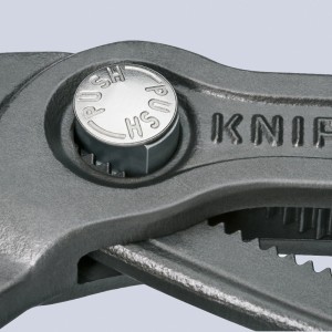 Detailaufnahme: Graue Knipex Cobra Rohrzange 300 mm mit Einstellknopf.