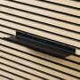 Schwarzes DenPanels Regal (40 cm) zur Montage an Akustikpaneelen, inklusive Schrauben.