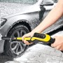 Kärcher Universalreiniger RM 555 im Einsatz: Auto wird mit Reinigungsmittel und Hochdruckreiniger gesäubert.
