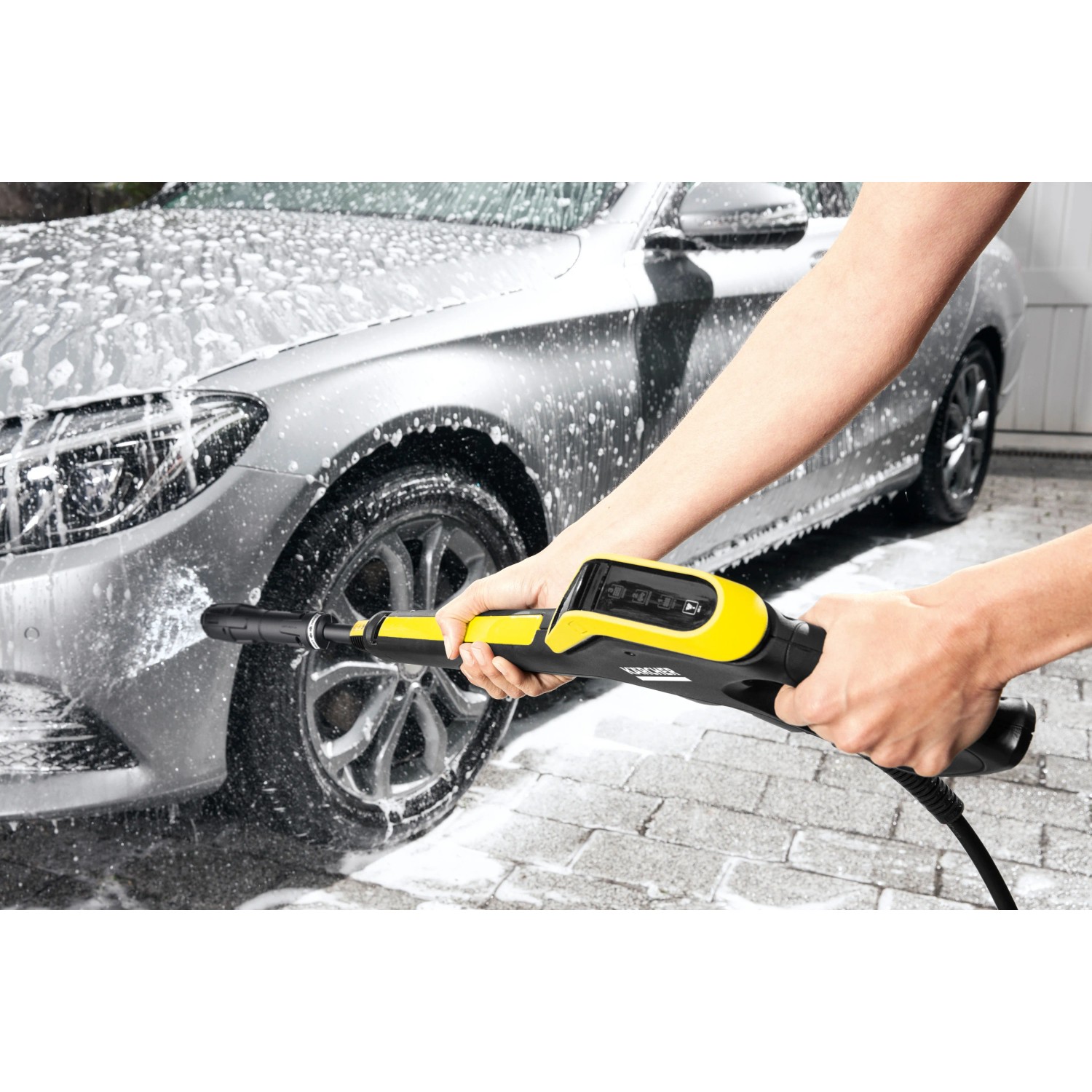 Kärcher Universalreiniger RM 555 im Einsatz: Auto wird mit Reinigungsmittel und Hochdruckreiniger gesäubert.