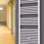 Weißer Ximax Badheizkörper Hektor (1616x600mm, 904W) an grauer Wand.