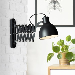 Schwenkbare, mattschwarze Wandleuchte Sandra von Brilliant mit Ziehharmonika-Arm.