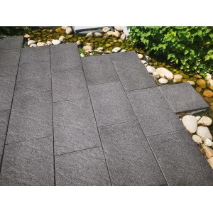 Verlegte Diephaus Terrassenplatten Diano Basalt 60x40 cm, strukturierte Oberfläche.