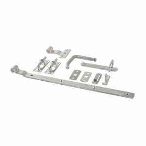 Beschläge für Gartentor Newline: Scharniere, Riegel und Befestigungsmaterial aus Metall.