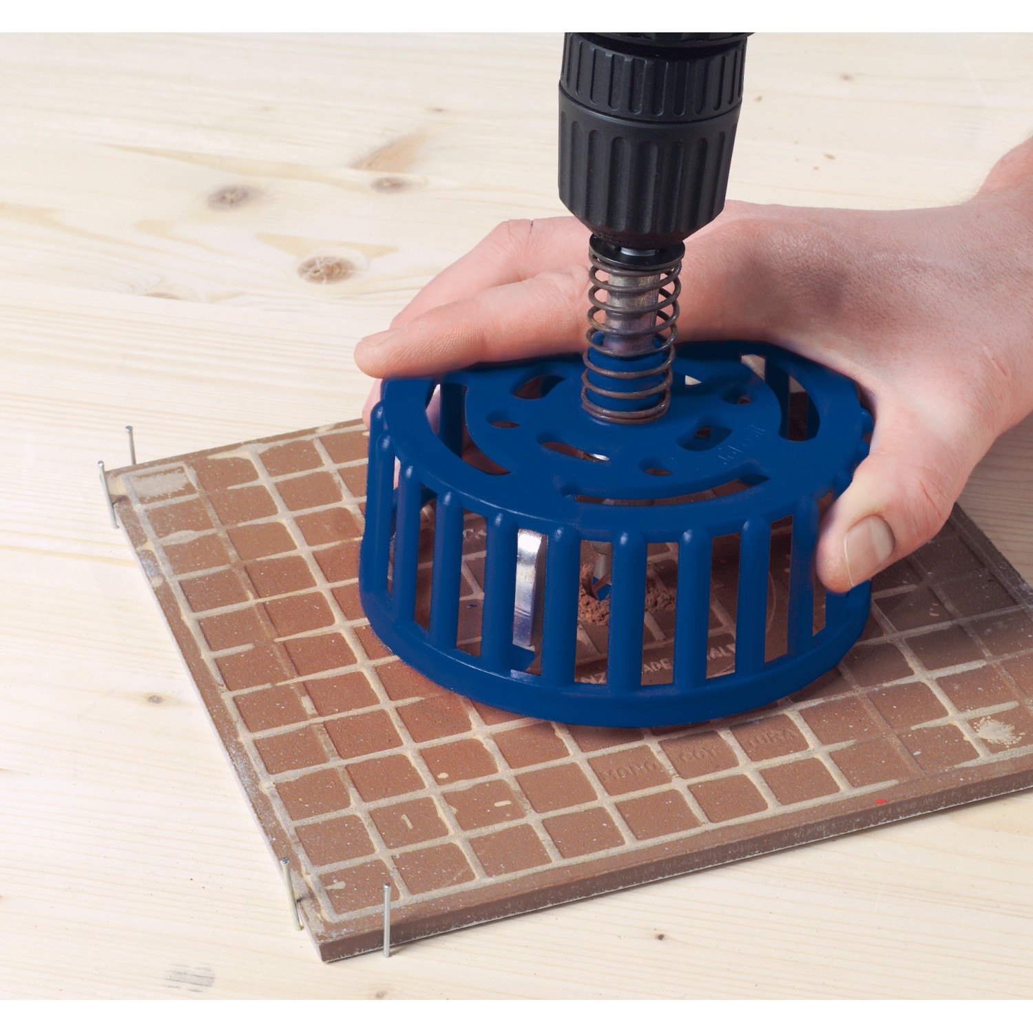 LUX Fliesen-Kreisschneider Classic in Aktion auf Fliese. Werkzeug zum Schneiden von Löchern.