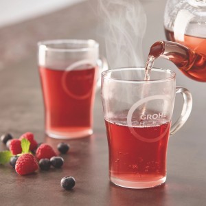 Grohe Teegläser Red, 4er-Set. Hitzebeständige Gläser mit Logo, befüllt mit Tee.
