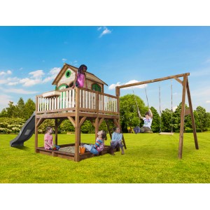 Axi Liam Spielhaus mit Doppelschaukel, Rutsche und Sandkasten im Garten mit spielenden Kindern.