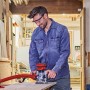 Mann arbeitet mit Einhell Akku-Oberfräse TP-RO 18 Li BL an Holz.
