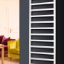 Weißer Ximax Badheizkörper Pure mit Mittenanschluss (870x600 mm, 404 Watt) an grauer Wand.