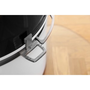 Detailaufnahme: Weißer Aduro Kaminofen 17.1 Lux mit Griff und Metallelementen.