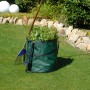 Grüner Gartensack Pop Up 150 l gefüllt mit Gartenabfällen im Garten.