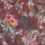 Vliestapete mit Blumen, Blättern und Vögeln in Rot- und Grüntönen.