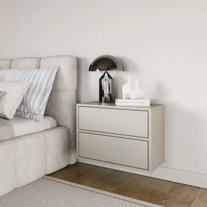 Hängender Nachttisch Framme in Greige mit zwei grifflosen Schubladen neben einem Bett im Schlafzimmer. Modernes Design.