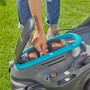 Gardena Akku-Rasenmäher PowerMax Duo: Hand legt Akku in Rasenmäher ein.