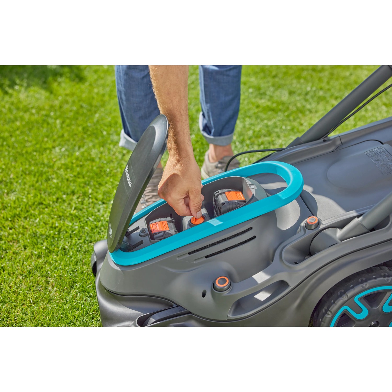Gardena Akku-Rasenmäher PowerMax Duo: Hand legt Akku in Rasenmäher ein.