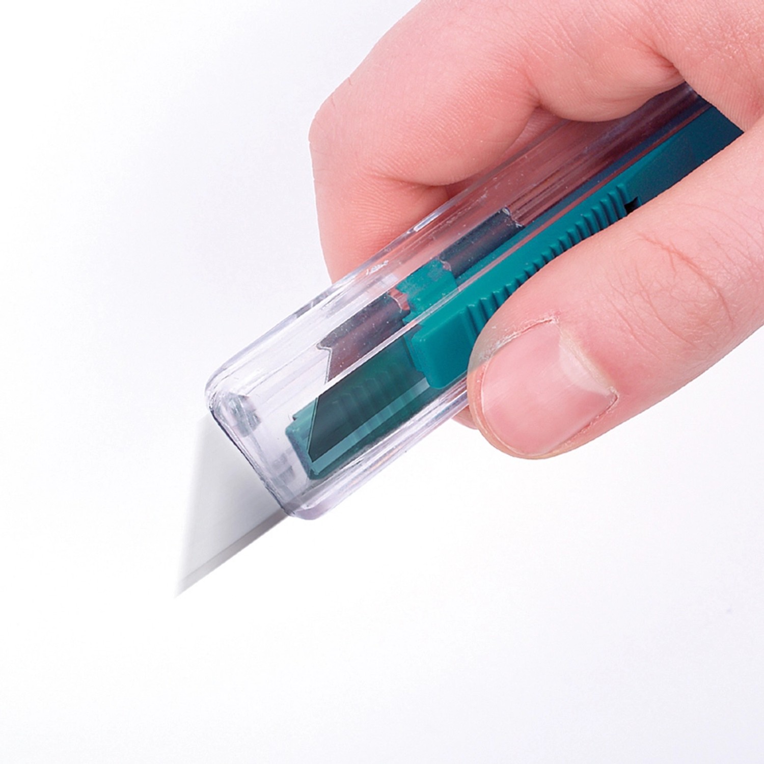 Hand hält wolfcraft Sicherheitsmesser mit Trapezklinge aus Kunststoff.