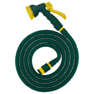 Flexibler, grüner Gartenschlauch mit Brause und Anschluss, dehnbar von 2,5 m bis 8,3 m.