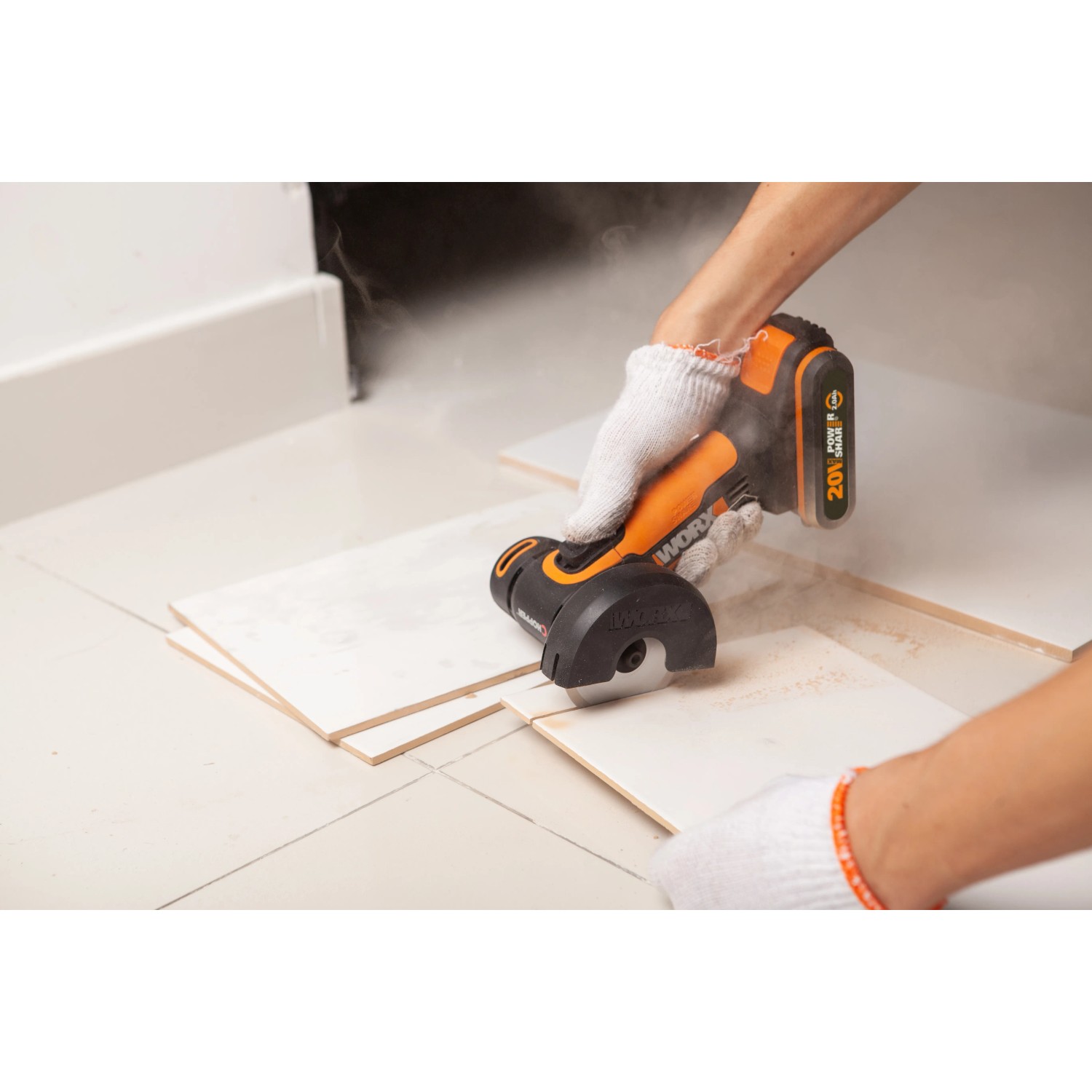 Worx Akku-Mini-Winkelschleifer WX801.9 Solo beim Fliesenschneiden. Kompakte Schleifmaschine für präzise Schnitte.