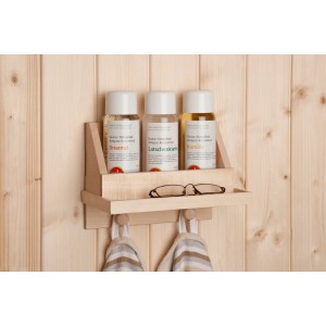 Weka Sauna-Aufguss-Set mit 3 Konzentraten (Zirbelkiefer, Minze, Orange) und Wandregal mit Handtüchern und Brille.