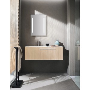 DSK Design LED-Lichtspiegel Silver Beam 50x70 cm im modernen Badezimmer.
