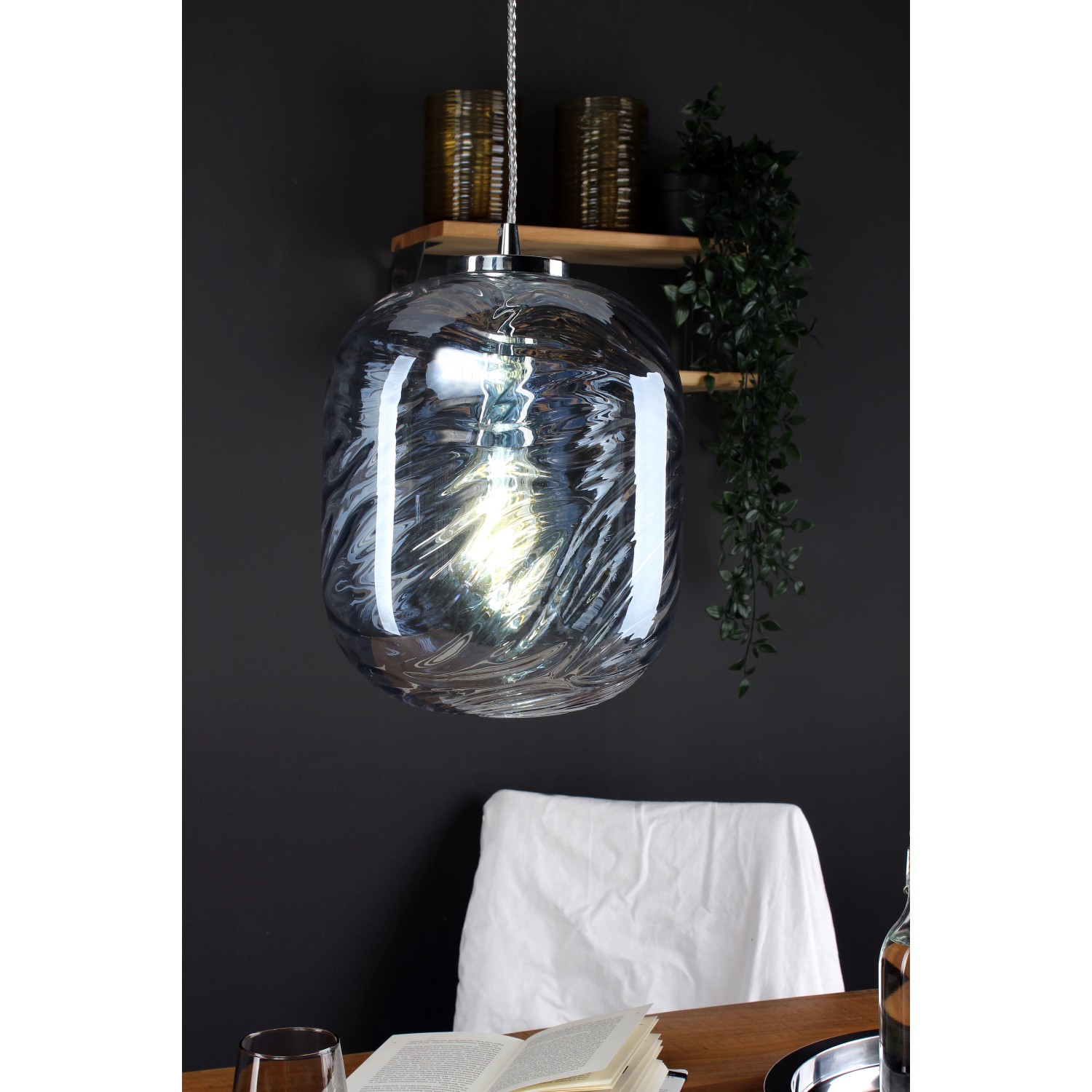 LUCE Design Pendelleuchte Nereide mit blauem Glas und Wellenmuster für interessante Lichteffekte.
