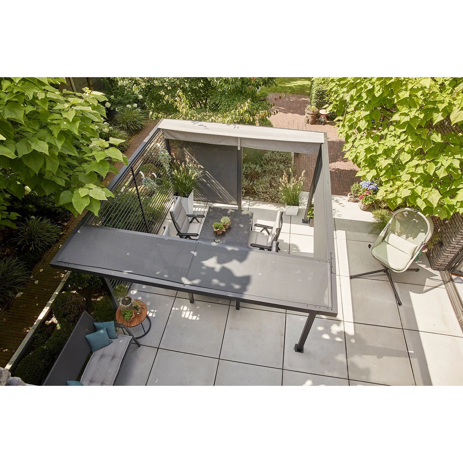 Siena Garden Pergola Schattenmanufaktur, anthrazitfarbenes Aluminiumgestell mit Faltsonnensegel, Aufsicht.