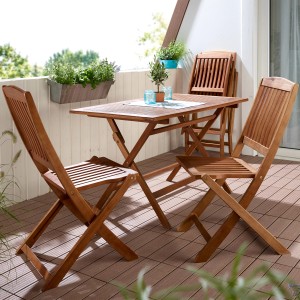 Rechteckiger, brauner Gartentisch Greenville aus FSC®-Holz mit zwei Stühlen auf einer Terrasse.