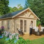 Skan Holz Gartenhaus Toronto 4: Weekendhaus mit Terrasse und Paar im Garten.
