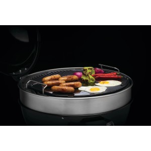 Napoleon Gusseisen-Grillplatte auf Holzkohlegrill (Ø 57cm) mit Würstchen, Eiern und Gemüse.