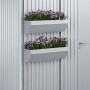 Biohort FloraBoard in Silber-Metallic am Gartenhaus mit zwei bepflanzten Blumenkästen.