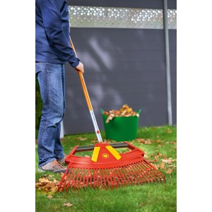 Wolf-Garten Laubrechen Multi-Star 4in1 im Einsatz zum Zusammenrechen von Laub.